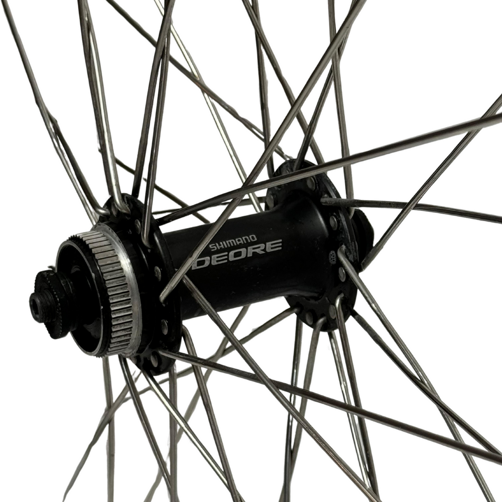 Voorwiel met Shimano Deore HB-M6000 naaf - 28 inch - Zwart - Schijfrem - 622x19C