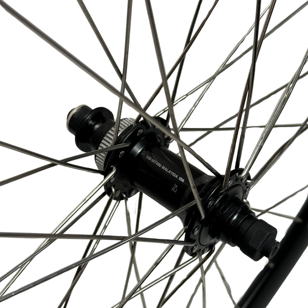 Voorwiel met Shimano HB-MT400 naaf - 28 inch - Zwart - Schijfrem - 622x19C