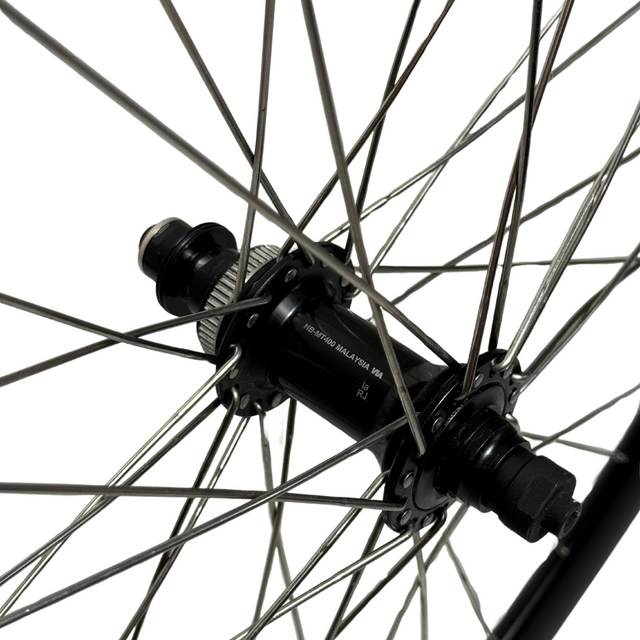 Voorwiel met Shimano HB-MT400 naaf - 28 inch - Zwart - Schijfrem - 622x19C