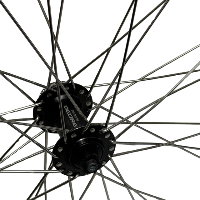 Voorwiel met Shimano Deore HB-M6000 naaf - 28 inch - Zwart - Schijfrem - 622x19C