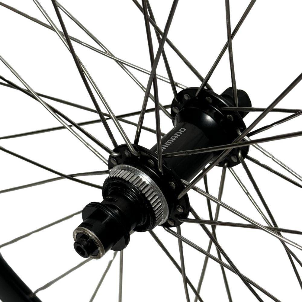 Voorwiel met Shimano HB-MT400 naaf - 28 inch - Zwart - Schijfrem - 622x19C